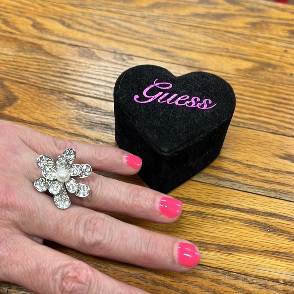 GUESS | large silvertone rhinestone/pearl flower ring size 7 INCLUDES BOX